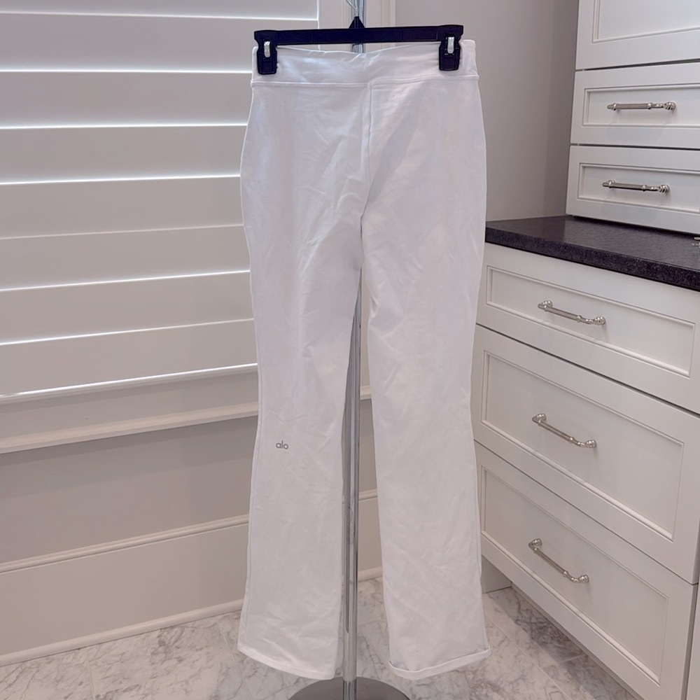 ALO Yoga Airbrush High-Waist Flutter Pants White Size Small - Picture 3 of 4